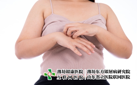 攝圖網_325528319_女性在抓手時孤立的白種背景 醫療 為廣告概念提供保健服務病人醫生病變治療傷口皮炎過敏皮膚皮膚科表皮（企業商用）