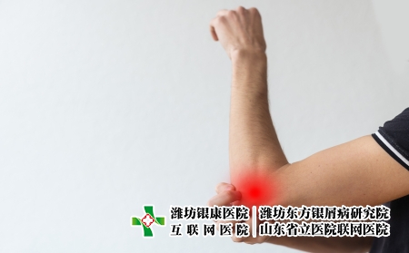 攝圖網_327078474_皮炎 濕疹 過敏 牛皮癬的概念 男人在他的手臂上抓癢 灰色工作室背景 男人肘部發癢的皮疹 復制空間皮膚癥狀刺激腫脹裁剪真皮藥品中（企業商用）