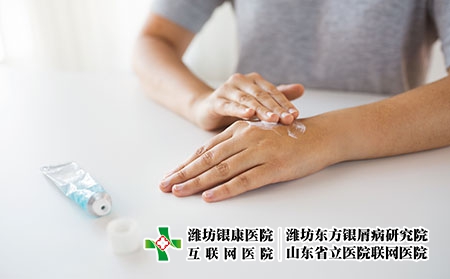攝圖網_300119676_醫學,醫療保健人的密切婦女的手應用奶油治療藥膏用奶油治療藥膏雙手（企業商用）