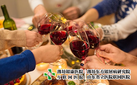 攝圖網_300162281_親密的朋友用葡萄酒慶祝誕節（企業商用）