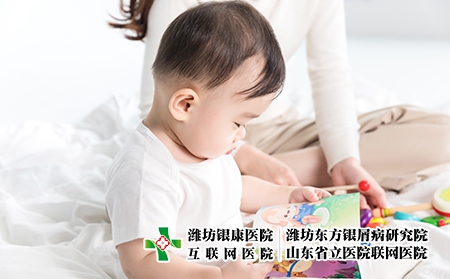 攝圖網_501154824_嬰兒翻閱書籍（企業商用）遺傳