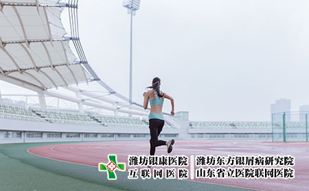 攝圖網(wǎng)_500290298_青春活動女性操場跑步（企業(yè)商用）